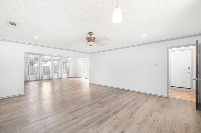 Foto del edificio - 1604 Springdale Rd
