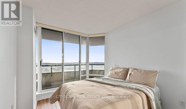 Building Photo - 550-1550 Webb Dr
