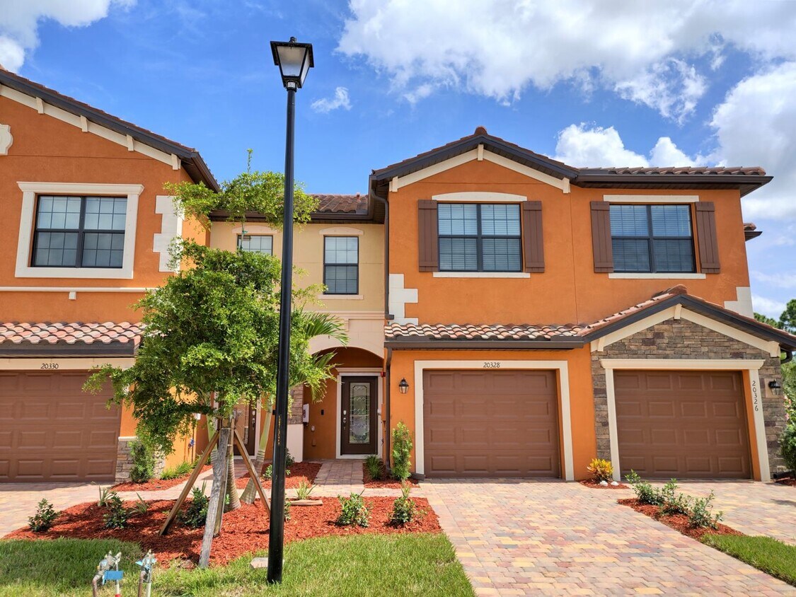 Foto principal - Impressive Annual Unfurnished 3 Bedroom, 2...