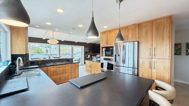 Foto del edificio - Carlsbad Home with Solar and Huge Backyard!