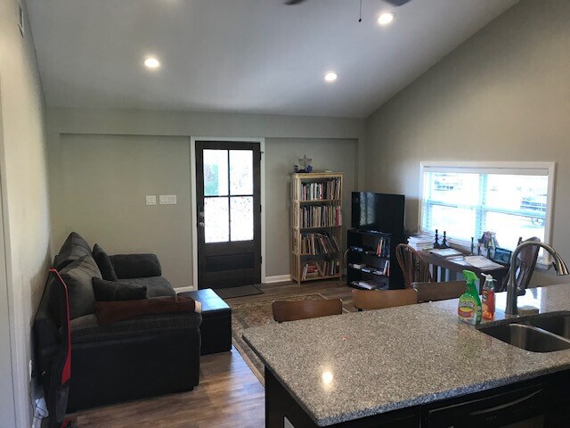 Foto del edificio - Walk to the Square or Campus! Location! Location! Location!