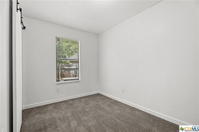 Foto del edificio - 2906 Hicks Ave