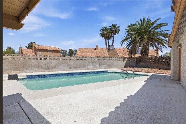 Foto del edificio - 1 story pool home in the North West- 3 bedroom, 2 baths