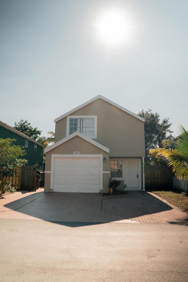 Foto del edificio - 5884 Dewberry Way