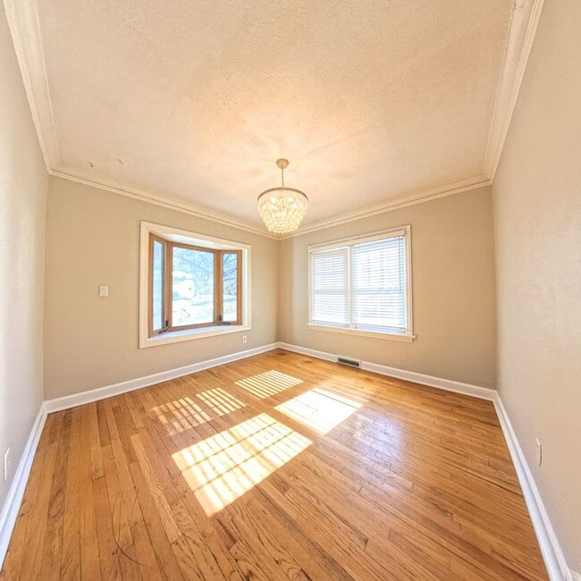 Building Photo - 3 Bedroom 3 Bathroom Home in Des Moines