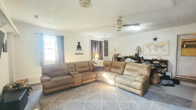Building Photo - This home has tons of potential, yep it ne...
