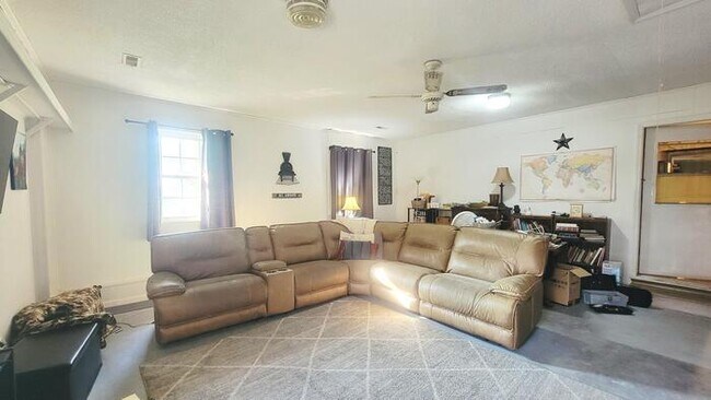 Foto del edificio - This home has tons of potential, yep it ne...