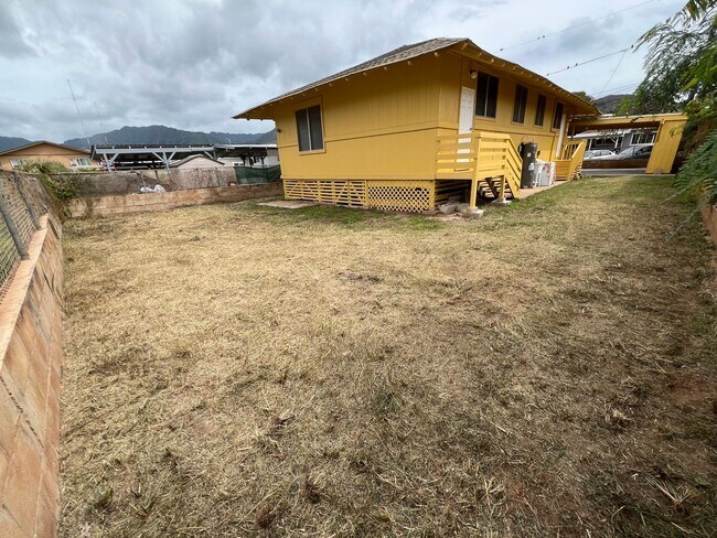 Building Photo - Pet friendly SFH with enclosed yard