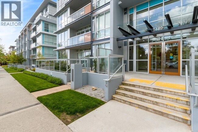 Building Photo - 5189 Cambie St.