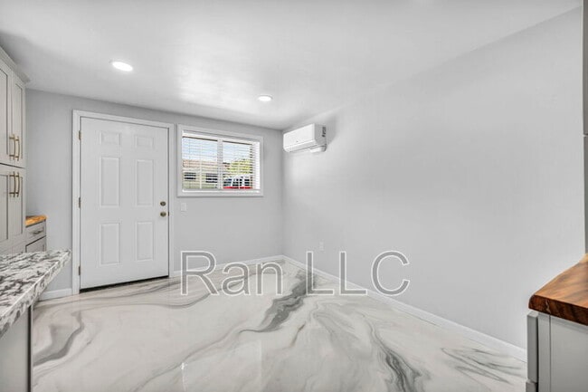Building Photo - 952 Haskell St