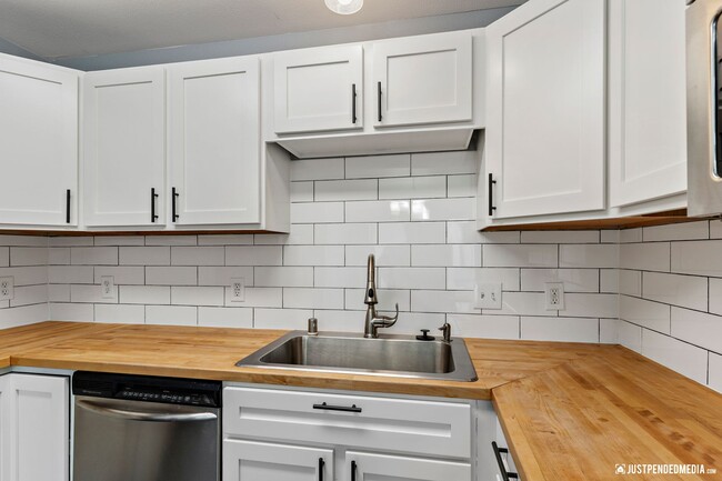 Building Photo - Spacious & Updated 3 Bedroom Duplex Near M...