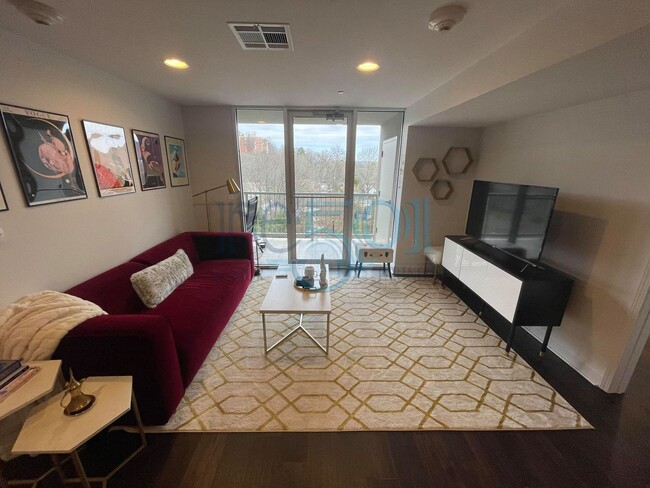 Building Photo - 2 BR 2 BA Luxury Condominium