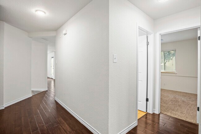 Foto del edificio - 3504 Flora Vista Loop