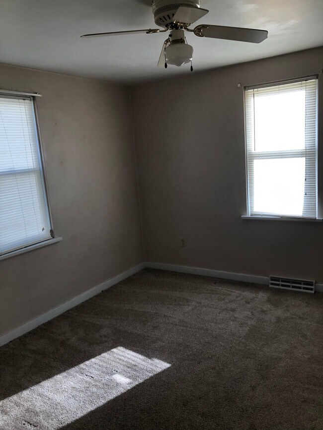 Bedroom 1 - 405 W 8th Ave