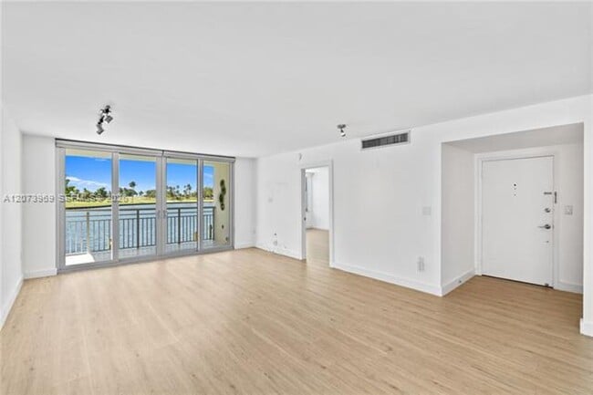 Building Photo - 9250 W Bay Harbor Dr