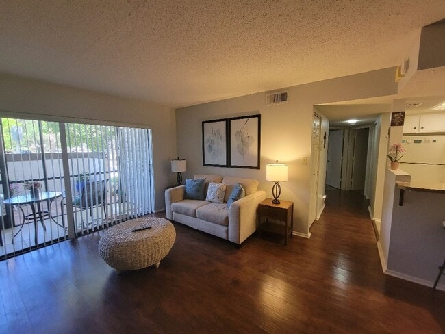 Building Photo - Lovely bottom floor UN-furnished condo Por...