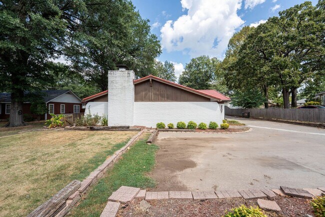 Building Photo - Clean and Spacious Duplex