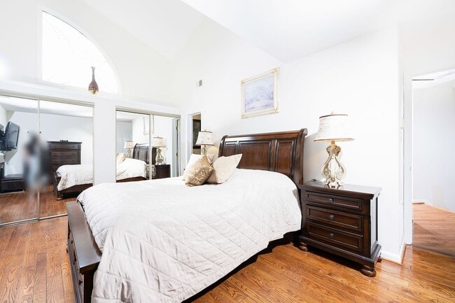 Building Photo - Stunning 4 Bedroom 3 and a Half Bath Bethe...