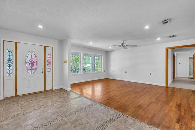 Foto del edificio - Charming 3 Bedroom w/ Large Garage & Attached Workshop!!