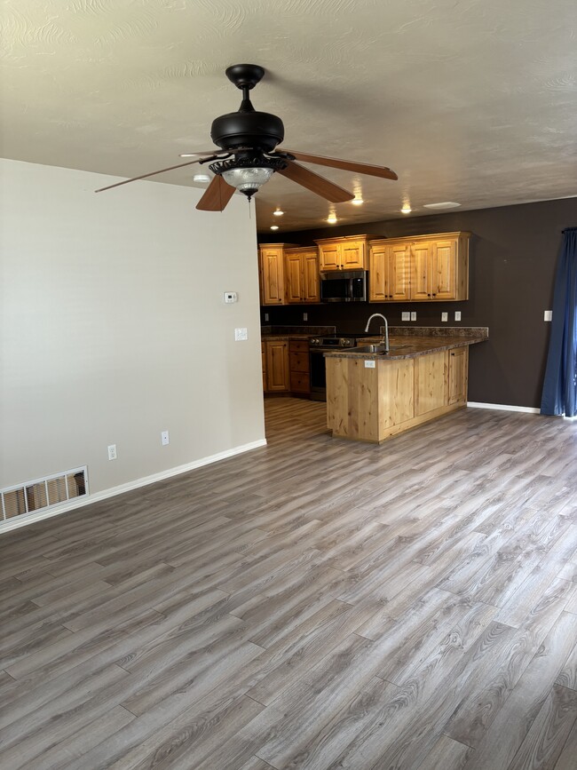 Building Photo - 2075 Mary Dr