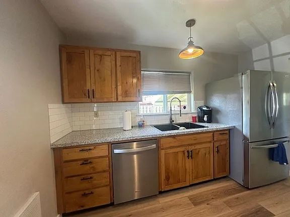 Building Photo - "Charming 3-Bed Oasis with Fireplace & Full Furnishing in Madras - 1408 Sq Ft of Comfort!"
