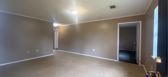 Building Photo - 310 Carriage Ln