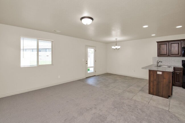 Foto del edificio - Beautiful 3 Bed, 2.5 Town Home in West Haven, Pet Friendly! Available NOW!