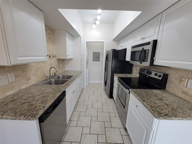 Photo - 2025 Augusta Dr Apartment