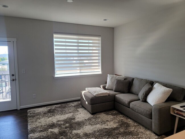 Building Photo - Kent Gated community townhome for lease - ...