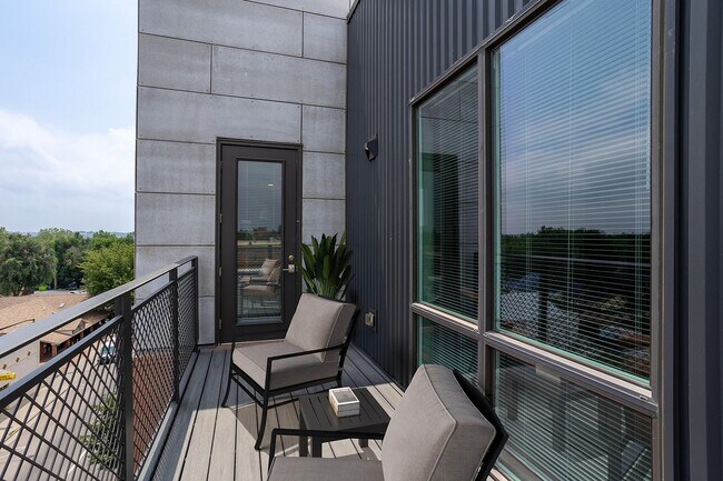 Balcón con vistas - Patina Flats at the Foundry Apartments