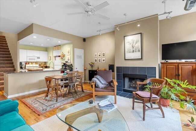 Building Photo - 2 bedroom in Chicago IL 60657