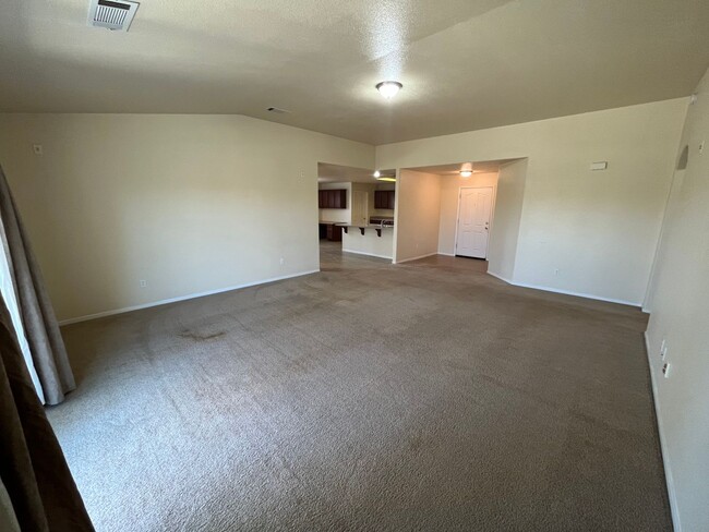 Building Photo - Wonderful Home in NW Porterville Available...