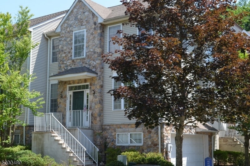 145 Arrowgate Dr, Randolph, NJ 07869 Room for Rent in Randolph, NJ