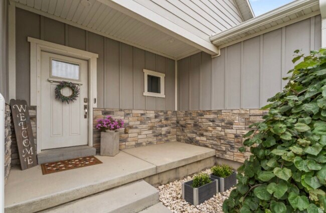 Building Photo - 614 W Regent Garden Ln