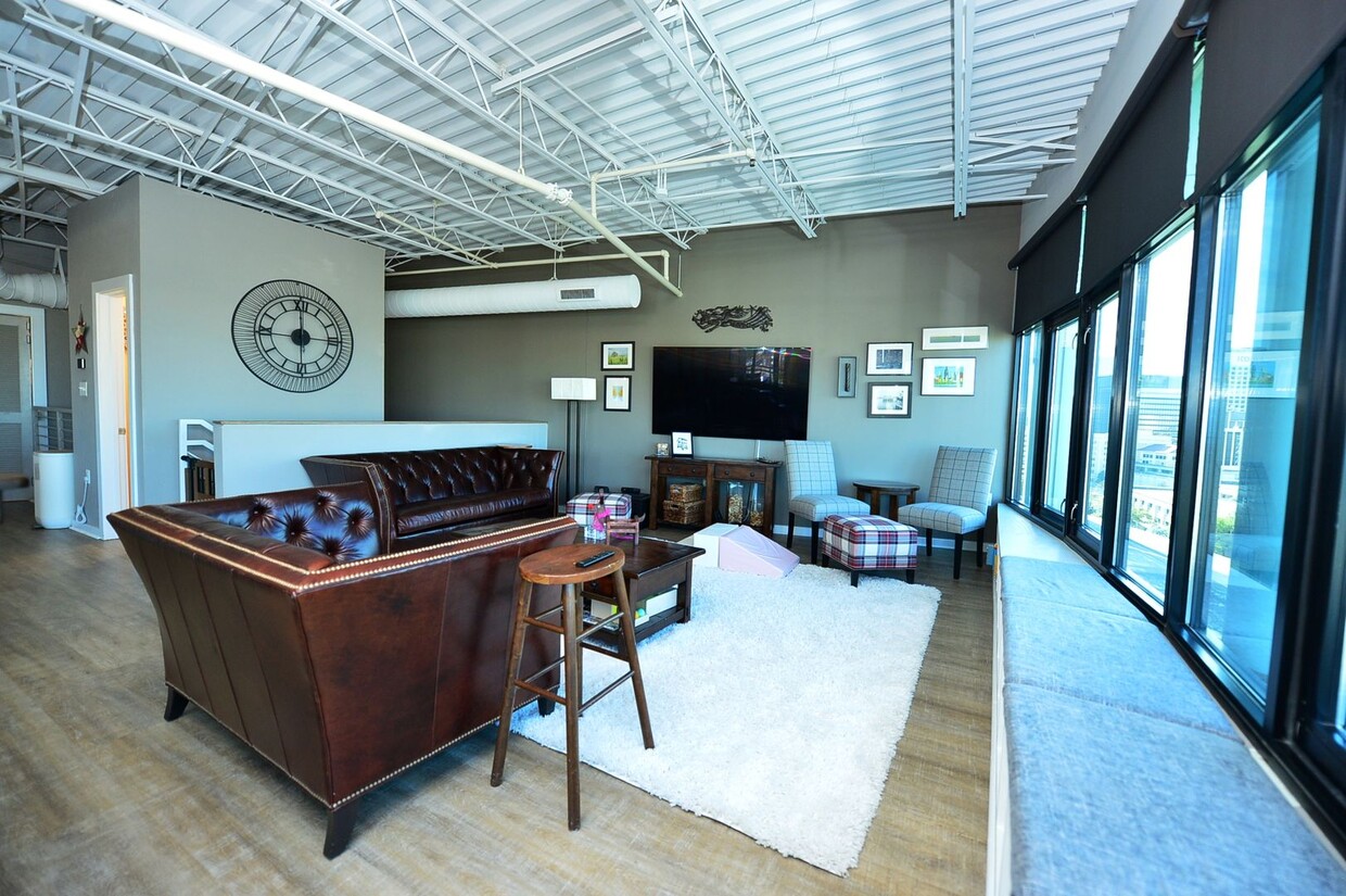 Primary Photo - Penthouse in Downtown!