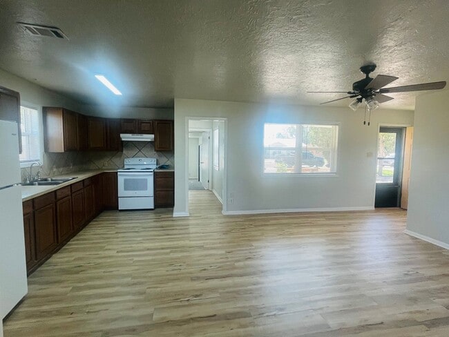Building Photo - Roomy 3-Bed, 2-Bath Rental: Ideal Space fo...