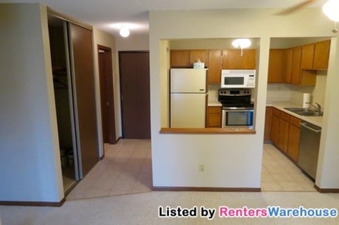 Building Photo - 3440 Golfview Dr