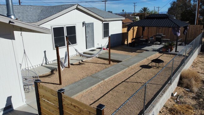 Foto del edificio - 6415 Lupine Ave