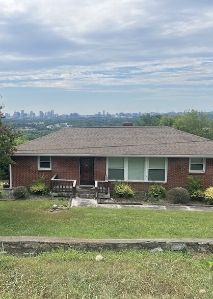 Building Photo - 2110 Summitt Ave