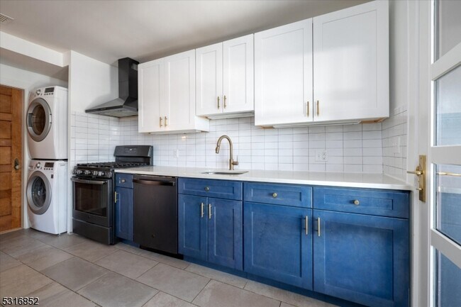 Building Photo - 157 Forest St