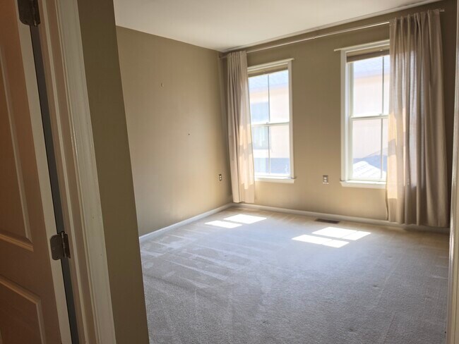 Dormitorio principal con baño completo - 133 N Bread St
