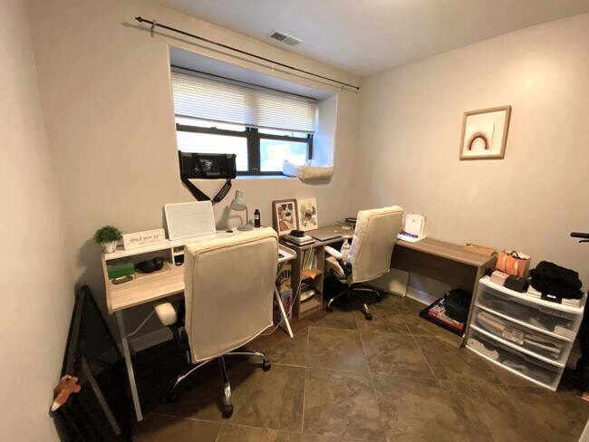 Foto del edificio - 815 W Addison St