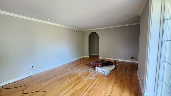 Foto del edificio - Rare Opportunity In Belle Haven Neighborhood - Yard Work Included in Rent