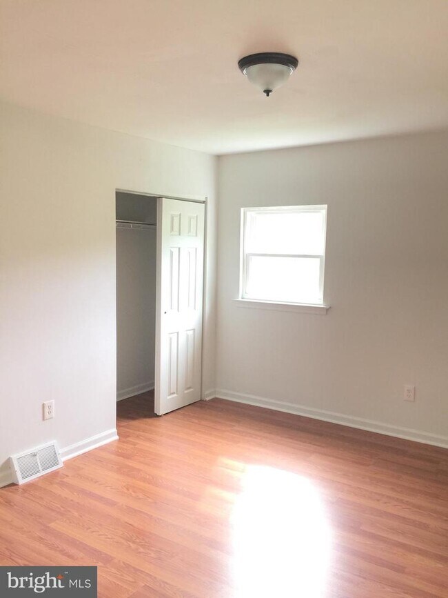 Building Photo - 3401 Sylvan Dr