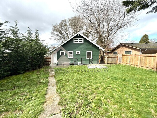 Foto del edificio - Charming Updated South Tacoma Home with Spacious Bonus Loft and Fenced Yard