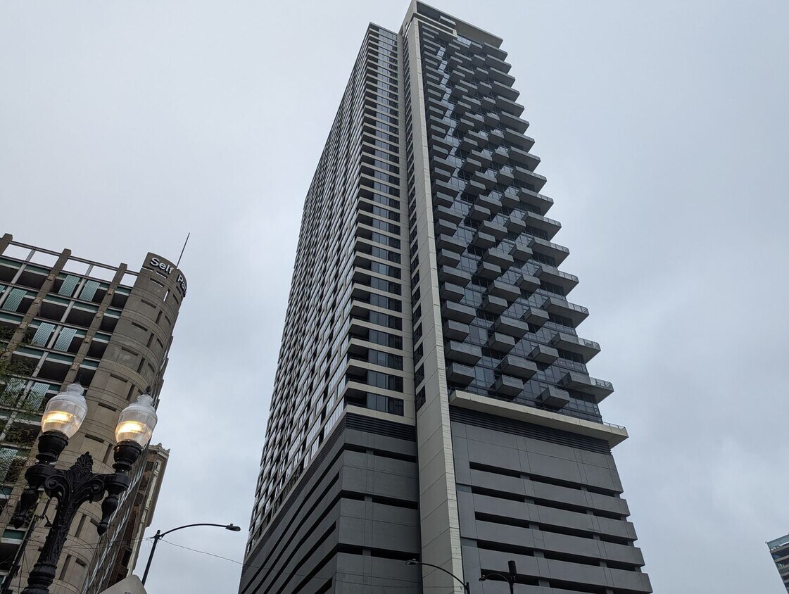 Foto principal - Loft Style 1 Bed, 1 Bath with Balcony and ...