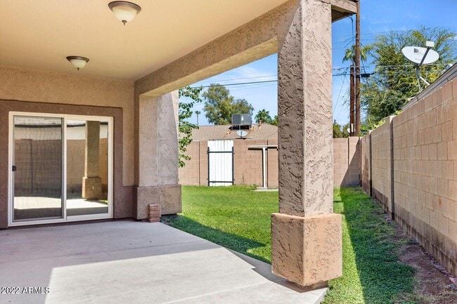 Building Photo - 4202 E Roma Ave
