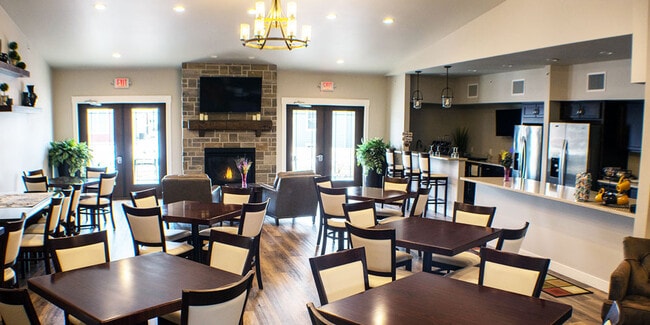 THE OAKES: RESTAURANT-INSPIRED COMEDOR & BAR - The Reserve at Greenwood Hills (Golf access!)