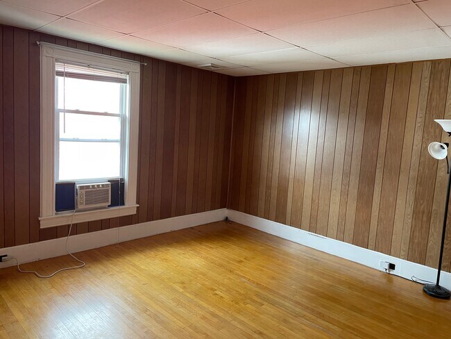 Building Photo - 384 Hanover St