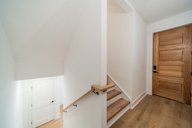 Foto del edificio - 201 Grandin Rd